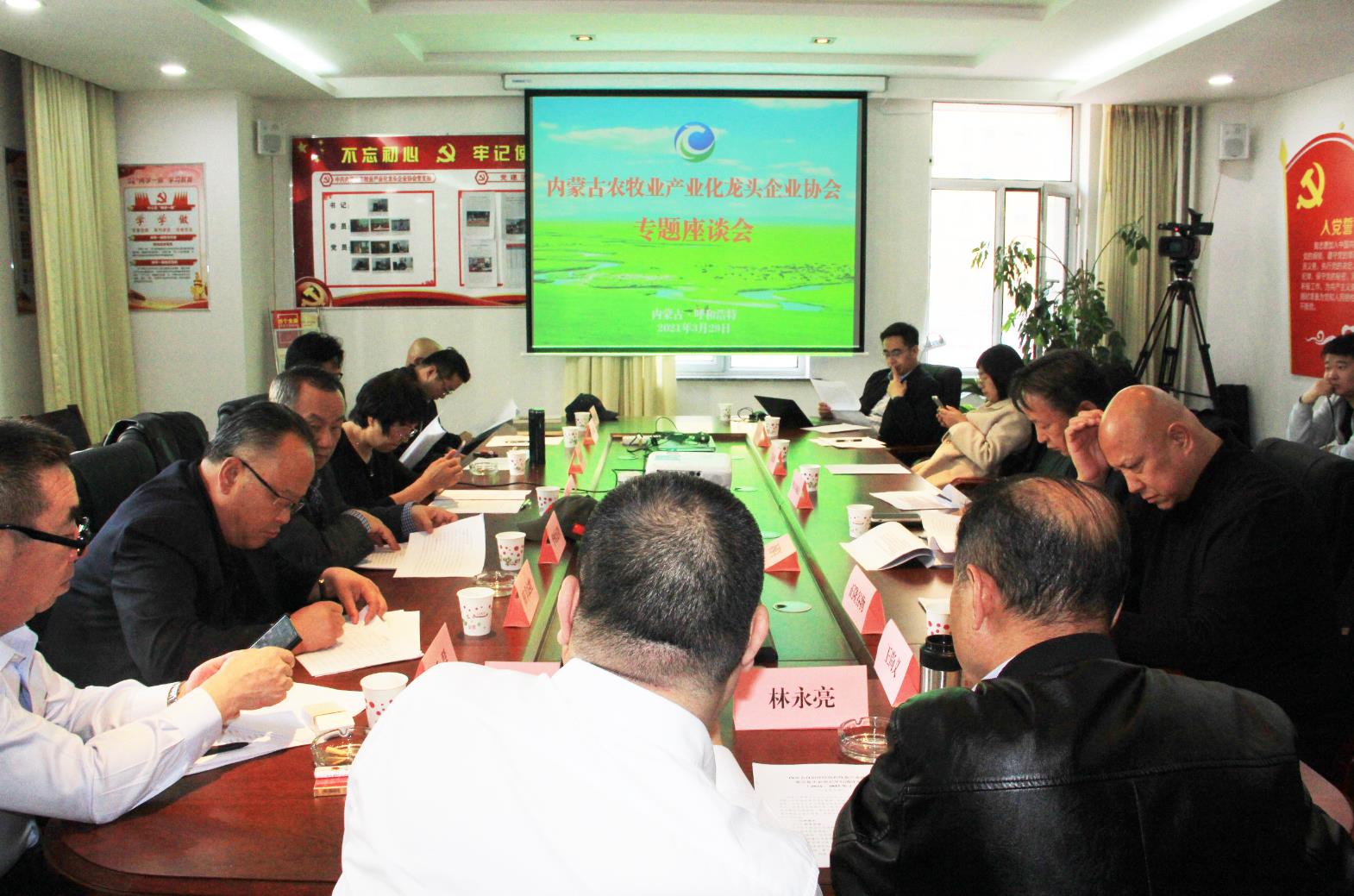 建言獻(xiàn)策，充分發(fā)揮協(xié)會(huì)的組織協(xié)調(diào)能力