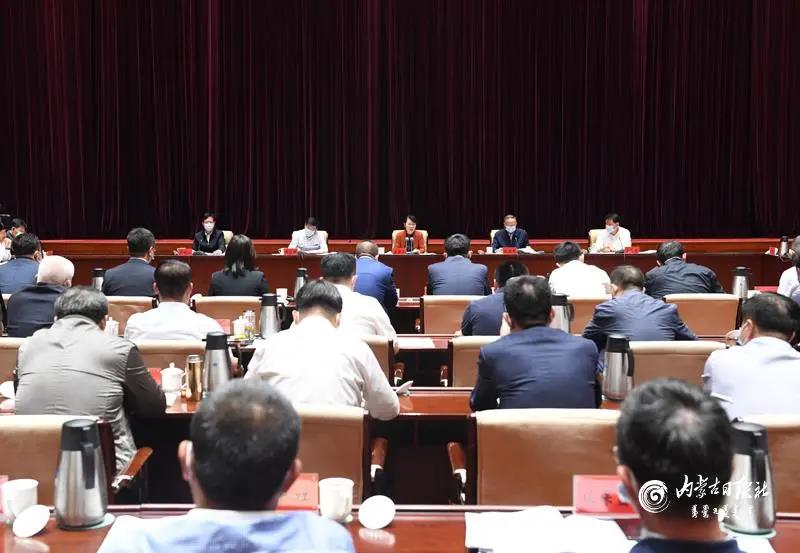 王莉霞主席主持召開自治區(qū)民營(yíng)企業(yè)座談會(huì)，周勇會(huì)長(zhǎng)作專題匯報(bào)